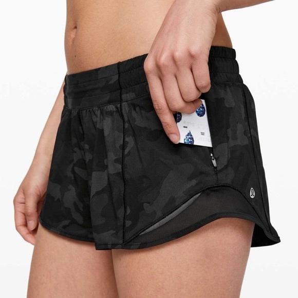 FLASH SALE ⚡️ Lululemon womens Black Camouflage Hottie Hot Women's Shorts size 6 - Picture 6 of 6